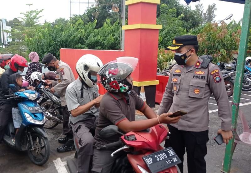 Dikira Razia Lalin, Pengendara Motor di Batam Malah Ditanyai Sertifikat Vaksin