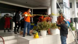 Kesal Istri Masih Kerja di Hari Libur, Pria di Pekanbaru Bakar Kantor Bappeda Riau