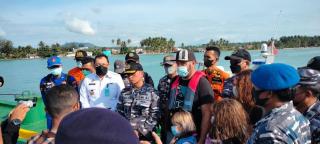 Terjebak di Laut, Keluarga Kanada Diselamatkan Nelayan di Lingga