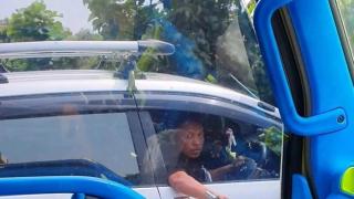 Detik-detik Pengemudi Mobil Diduga Acungkan Pistol di Jalan