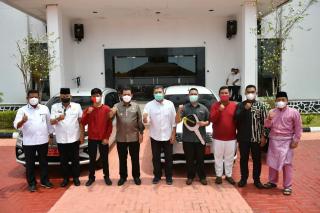 Gubernur Ansar Serahkan 2 Unit Mobil untuk Yayasan di Tanjungpinang