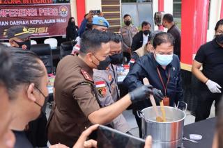 Terancam Hukuman Mati, Dua Pria Kompak Jadi Kurir Sabu di Bintan