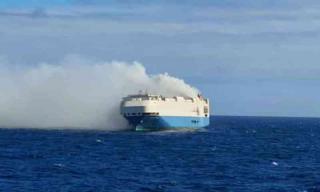 Kapal Kargo Angkut Ribuan Mobil Mewah Terbakar di Laut Atlantik 