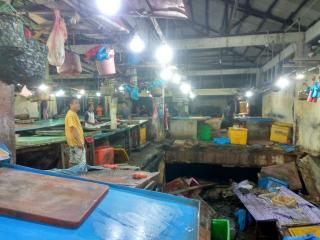 Duh, Lantai Beton Pasar Ikan di Tanjungpinang Ambruk ke Laut