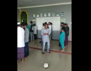 Viral, Jemaah Salat Jumat di Sagulung Beda Kiblat Sendiri