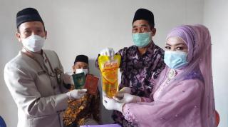 Pengantin Ini Menikah dengan Mahar Minyak Goreng 1 Liter