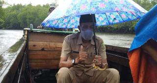 Kadisdik Armia Rela Hujan-hujanan Pantau Mutu Pendidikan di Lingga
