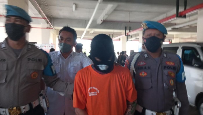 Bau Menyengat di Got Bikin Pabrik Miras Oplosan Dibongkar Warga