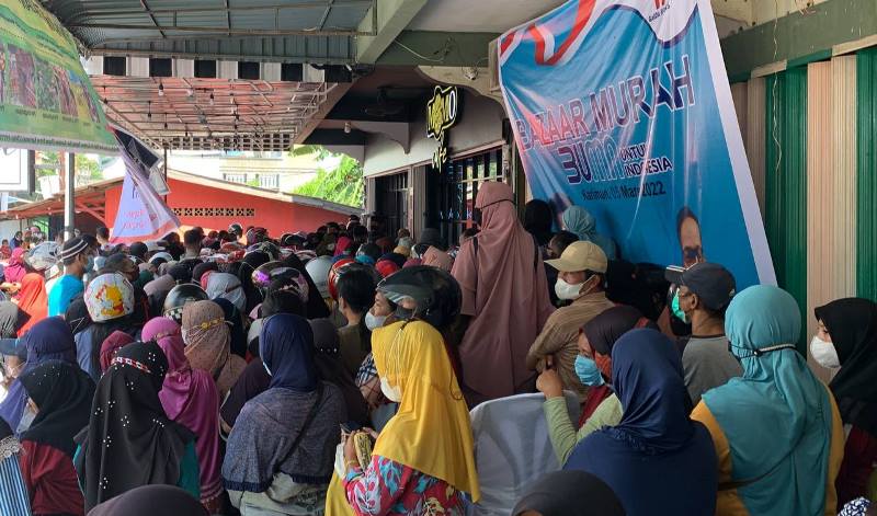 Abai Prokes, Warga Karimun Berdesakan Demi Dapat Beras Murah