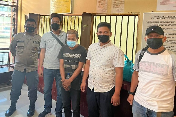 Pelaku Perampokan dan Penusukan Wanita di Karimun Dibekuk saat Sembunyi di Batam