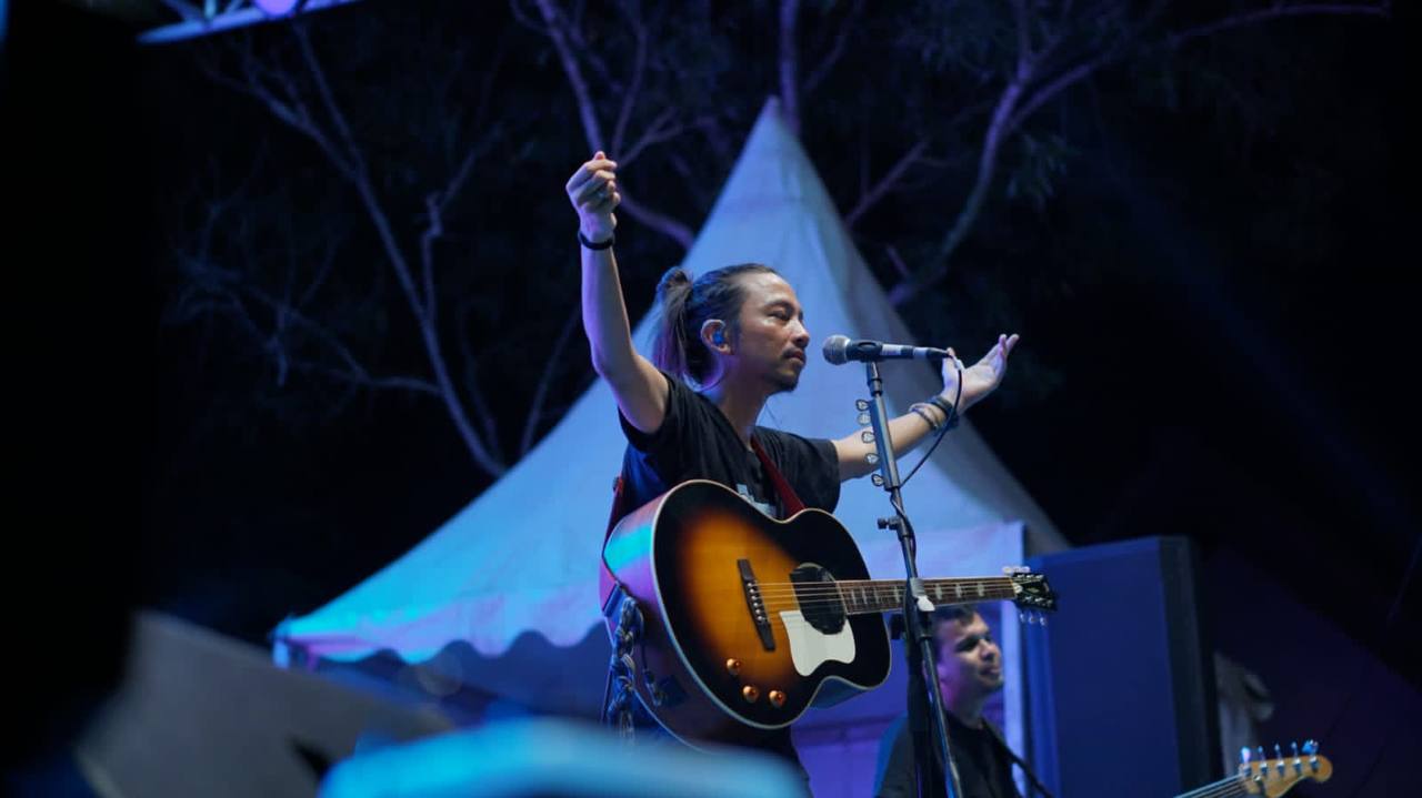 Konser Live di Batam, Nostalgia Fourtwnty dan Kaki Terluka Fiersa Besari