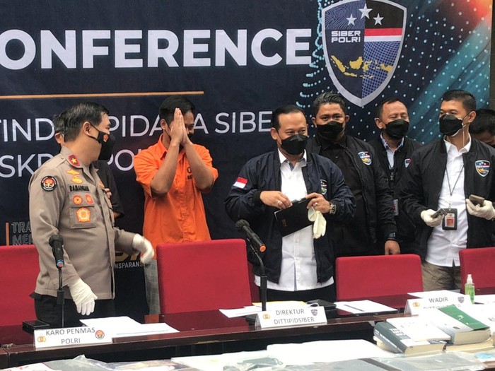 Beda Sikap Indra Kenz dan Doni Salmanan saat Berbaju Tahanan