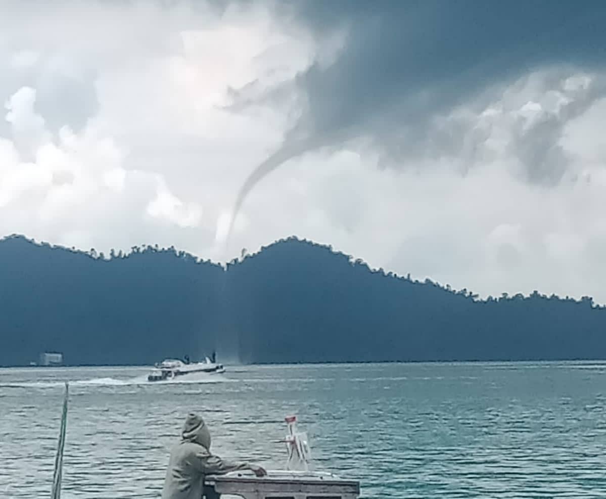 Nelayan Menghindar dari Waterspout di Perairan Moro
