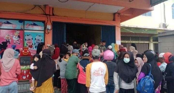 Antrean Membeludak,Â Minyak Goreng Kemasan di Natuna Dijual Rp 15 ribu per LiterÂ 