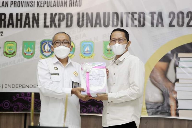 Amsakar Serahkan Laporan Keuangan Pemko Batam ke BPK