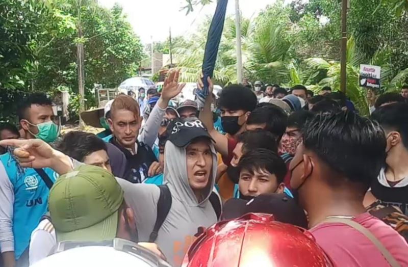 Demo Imigran Afghanistan di Tanjungpinang Ricuh, Pemotor Mengaku Ditendang