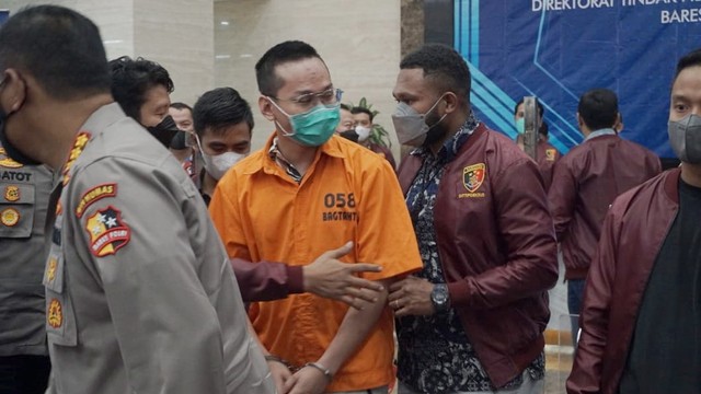 Tak Lagi Modis, Lihat Gaya Indra Kenz Pakai Baju Tahanan