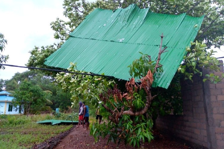 Angin Puting Beliung Terbangkan Atap Rumah Warga Desa Air Gelubi di Bintan
