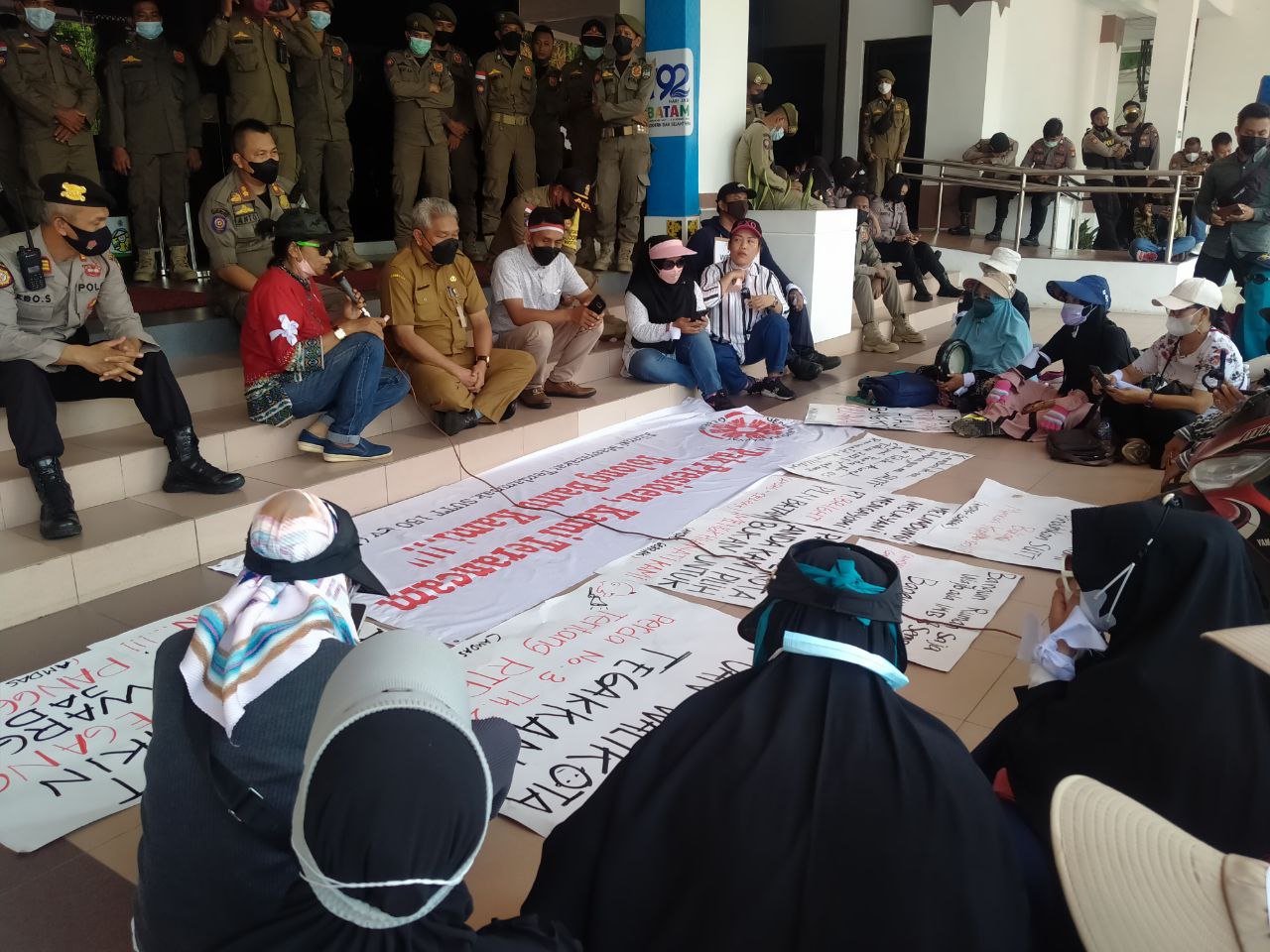 Demo Tolak SUTT ke DPRD Batam, Warga Tuding Pembangunan Tak Sesuai Perda