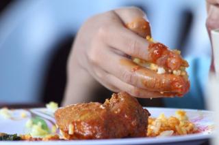 Makan Nasi Padang Pakai Tangan atau Sendok? Ini Kata Pakar Kuliner Minang