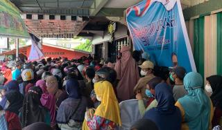 Abai Prokes, Warga Karimun Berdesakan Demi Dapat Beras Murah