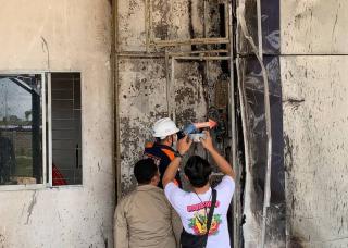 Warga Sempat Dengar Ledakan Sebelum Klinik Medilab Karimun Terbakar