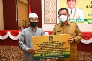 Gubernur Ansar Serahkan Bantuan Hibah Rumah Ibadah dan Organisasi Islam se-TanjungpinangÂ 