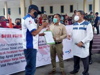 Massa Buruh Geruduk Kantor DPRD Karimun