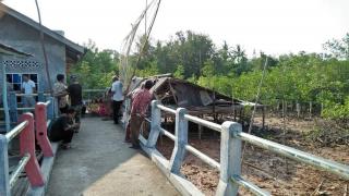 Rumah Ambruk Timpa Lansia dan Bocah di Bintan
