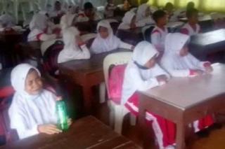 Tangis Murid di Meranti Lihat Para Guru Kesayangan Dimutasi
