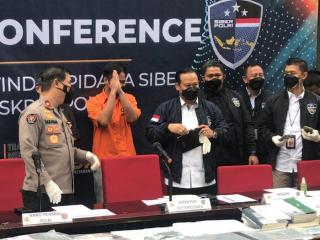 Beda Sikap Indra Kenz dan Doni Salmanan saat Berbaju Tahanan