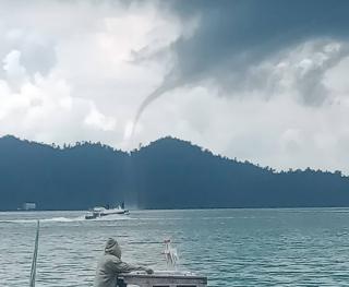 Nelayan Menghindar dari Waterspout di Perairan Moro
