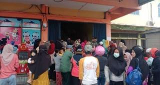 Antrean Membeludak,Â Minyak Goreng Kemasan di Natuna Dijual Rp 15 ribu per LiterÂ 