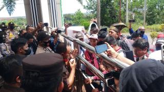 Kejati Kepri Didemo Massa yang Tak Puas Kasus-kasus Korupsi Mengendap