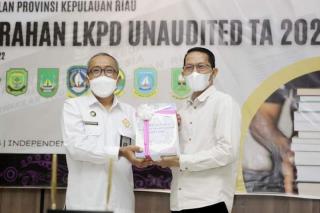 Amsakar Serahkan Laporan Keuangan Pemko Batam ke BPK