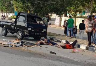 Mobil Pickup Terguling di depan Masjid Agung Karimun, 6 Penumpang Terkapar