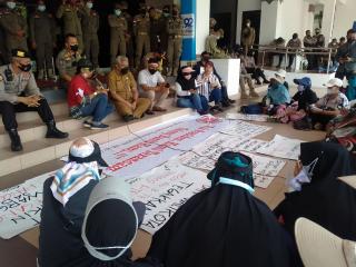 Demo Tolak SUTT ke DPRD Batam, Warga Tuding Pembangunan Tak Sesuai Perda