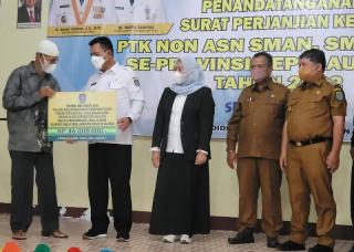 Gubernur Ansar Serahkan Hibah Kegiatan Keagamaan Rp 851 Juta di AnambasÂ 