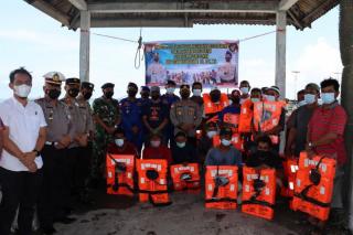 Nelayan Bintan Dapat Bantuan Life Jacket untuk Keselamatan Melaut