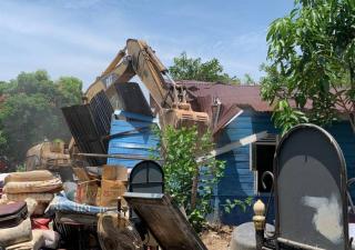 Tangis Warga Warnai Eksekusi 4 Rumah di Karimun