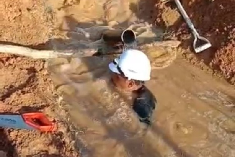 Pekerja Perumda Tirta Nusa Berjibaku dengan Lumpur Maksimalkan Distribusi Air di Natuna