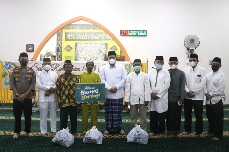 Roby Serahkan Hibah Rp 100 Juta untuk Pembangunan Masjid di Kijang