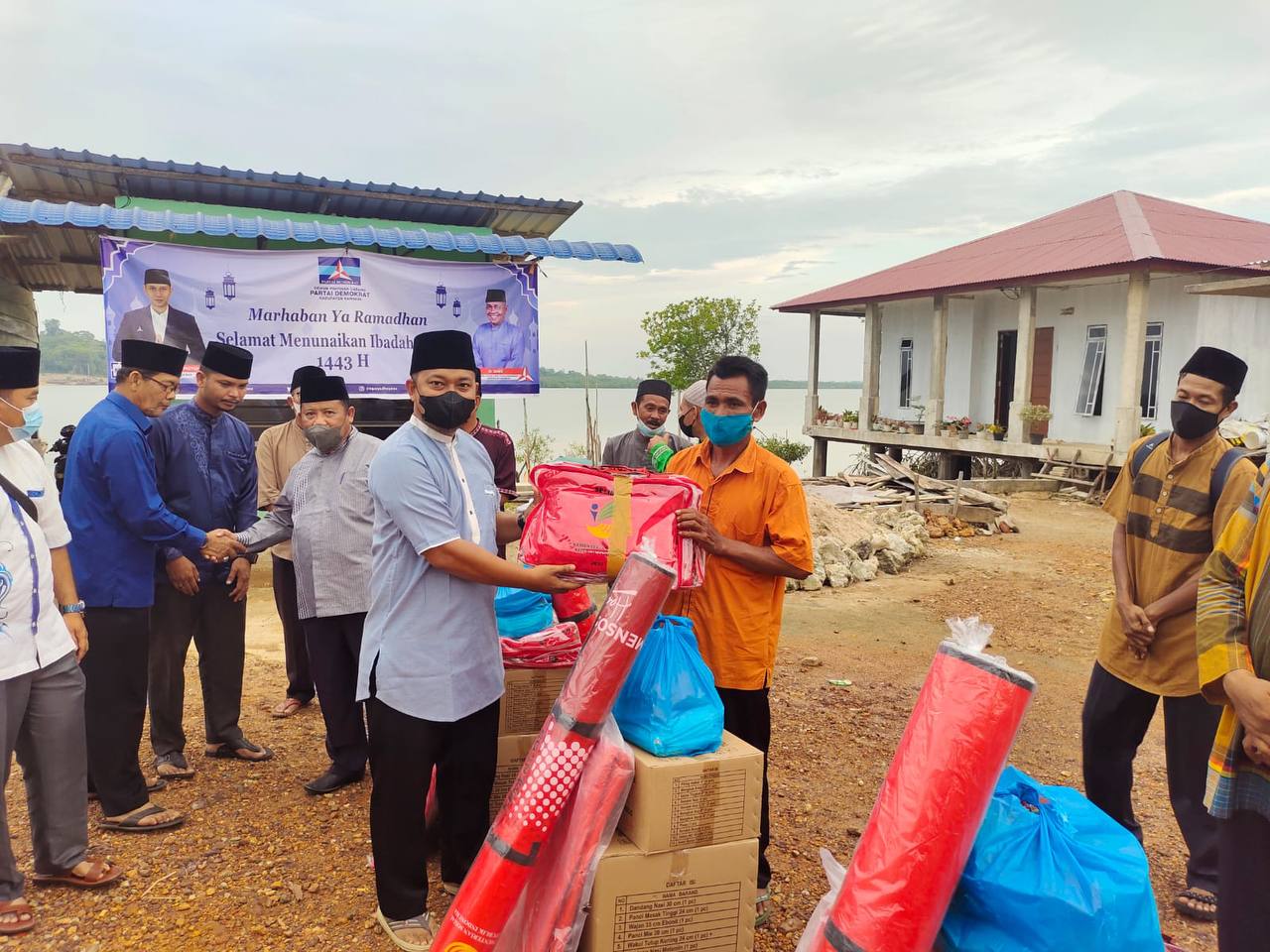 Warga Korban Bencana Alam di Pulau Buru Karimun Akhirnya Dapat Bantuan
