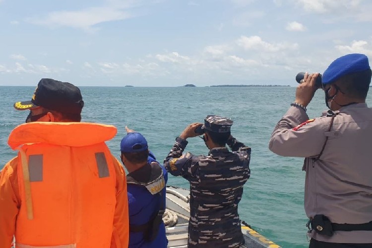 4 WNA Hanyut Terbawa Arus dari Malaysia hingga Bintan, 1 Orang Belum Ditemukan