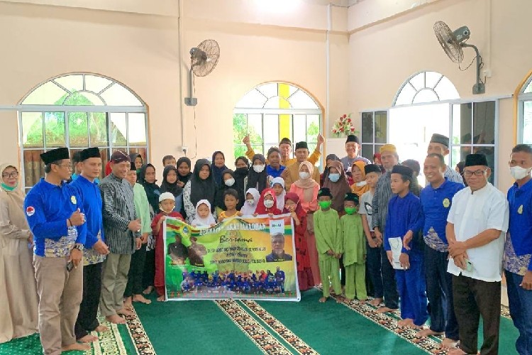 DPD Among Mitro Berbagi Pakaian Muslim untuk Anak Yatim Piatu di Karimun