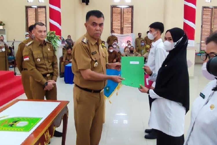 Serahkan SK CPNS dan P3K, Bupati Natuna Ingatkan Soal Tuntutan Kerja