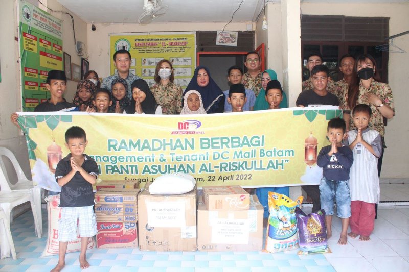 DC Mall Batam Bagikan Sembako untuk Panti Asuhan
