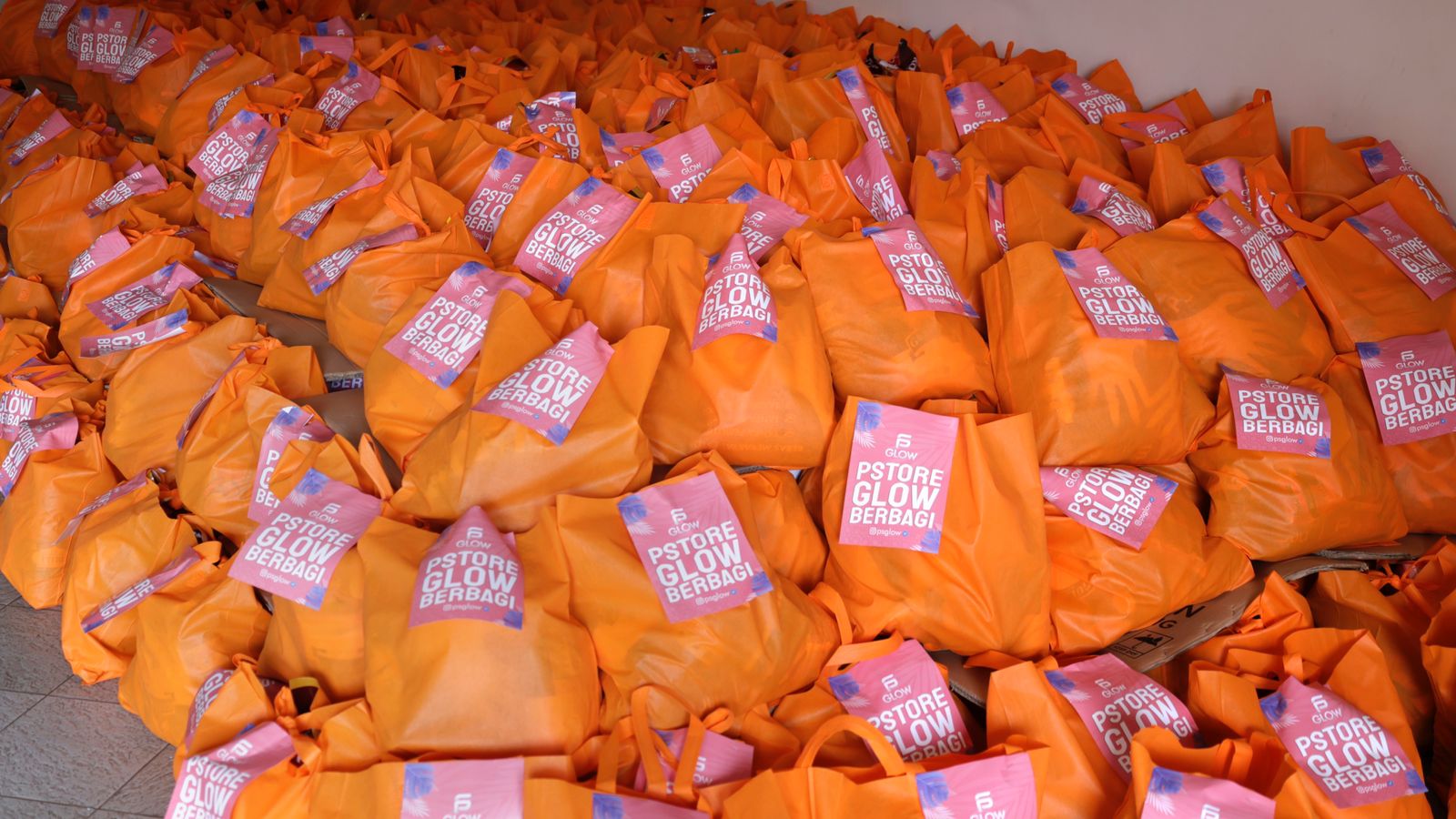 PStore Glow Bagikan 1.000 Paket Sembako untuk Warga Kampung Melayu