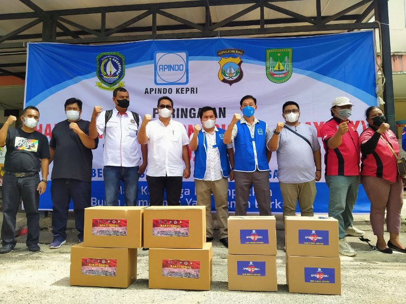 Rayakan Mayday, Apindo Bagikan Sembako-Takjil ke Buruh Batam