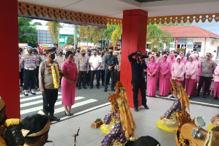 Tiba di Tanjungpinang, AKBP Heribertus Disambut Tarian Adat Melayu